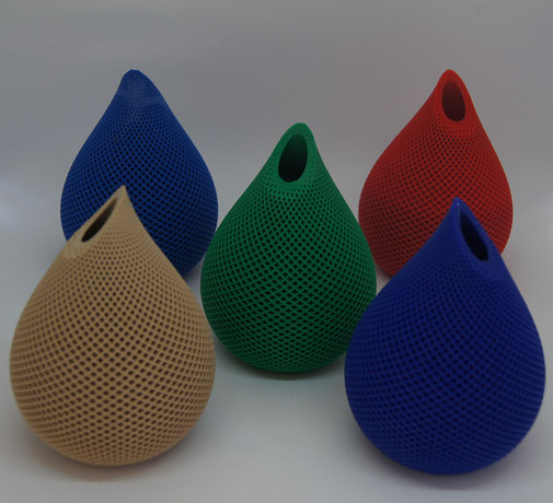 Farbige, filigrane Vasen aus dem 3D-Druck bei Voth Production